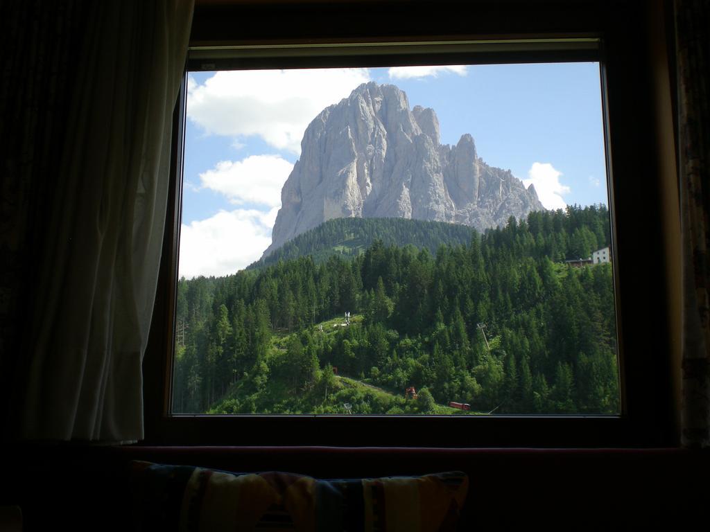 Apartments Mezdi Santa Cristina Val Gardena Bagian luar foto