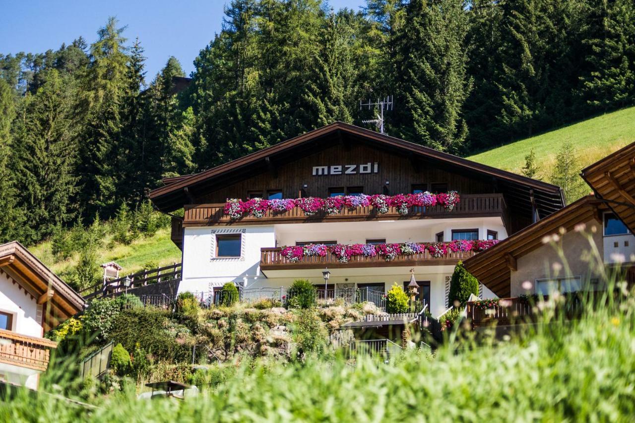 Apartments Mezdi Santa Cristina Val Gardena Bagian luar foto